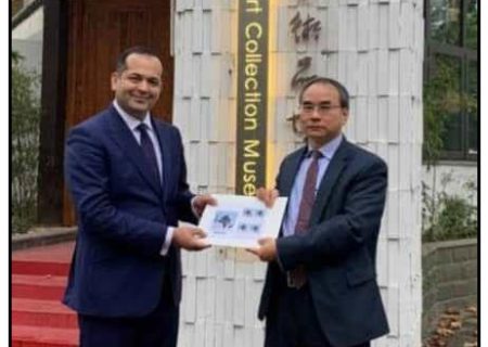 اهدای تمبر یادبود اصفهان به موزه هنرهای معاصر شانگهای