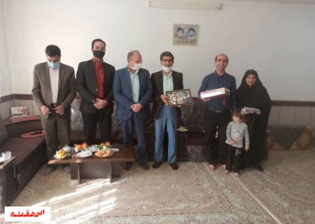 تجلیل از خانواده شهید هنرمند غلامرضا صادقی