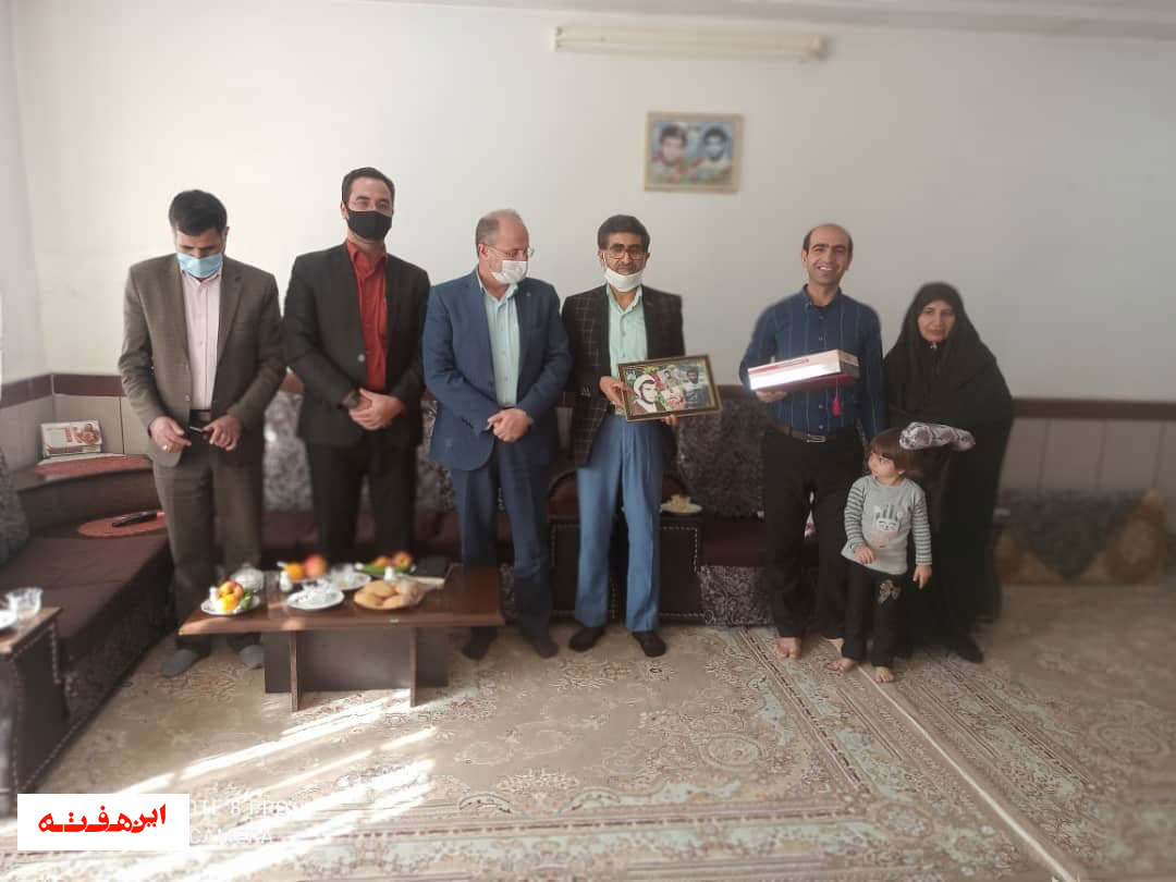 تجلیل از خانواده شهید هنرمند غلامرضا صادقی