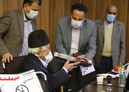 تقدیر از خانواده های شهدای انقلاب، شهدای ۸ سال دفاع مقدس و شهدای سلامت در اصفهان