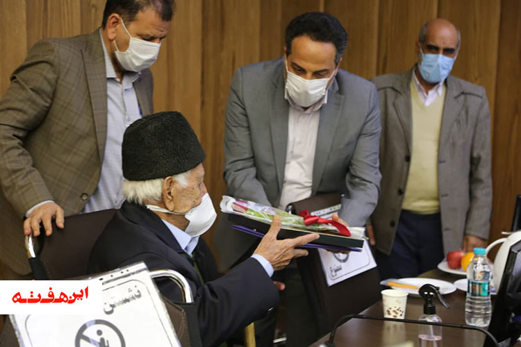 تقدیر از خانواده های شهدای انقلاب، شهدای ۸ سال دفاع مقدس و شهدای سلامت در اصفهان