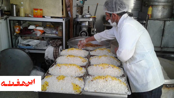 نیازمندان خمینی شهری میهمان سفره افطار رضوی