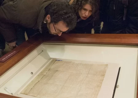 نسخه نایاب منشور کبیر دانشگاه هاروارد اصل از آب درآمد